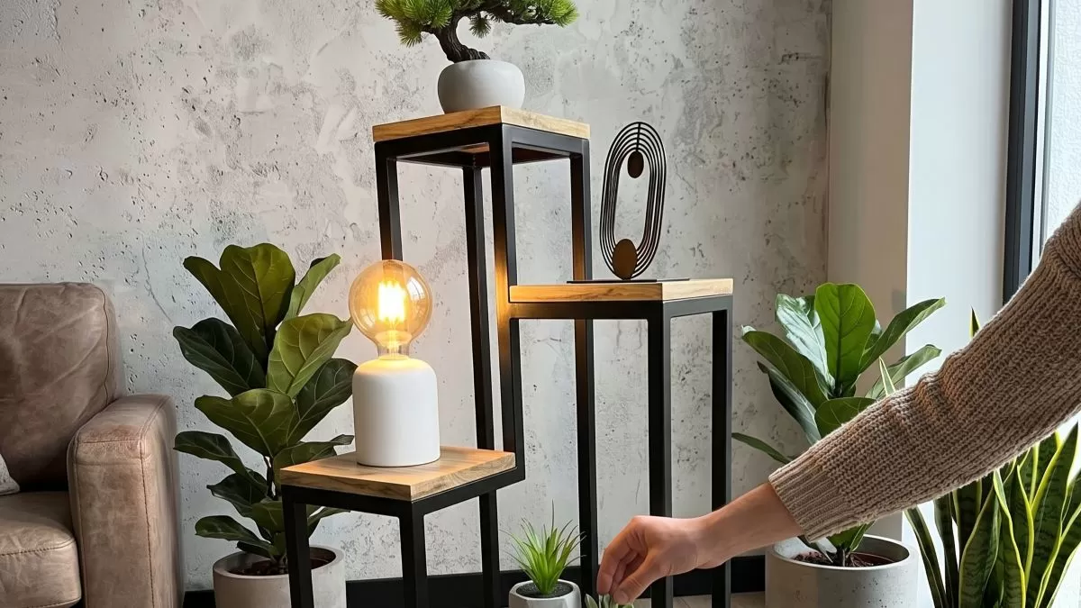 Kwietnik loft w salonie — jak połączyć czarną stal, drewno i rośliny?